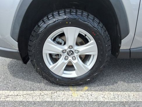 Used 2020 Toyota RAV4 XLE w/ Convenience Package FWD image 9