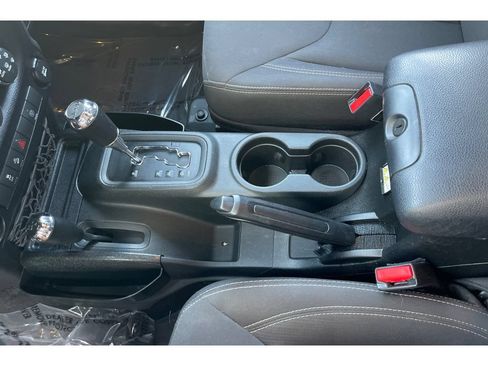 Used 2017 Jeep Wrangler Unlimited Sahara w/ Connectivity Group AWD/4WD image 29