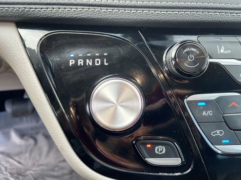 Used 2024 Chrysler Pacifica Limited FWD image 17
