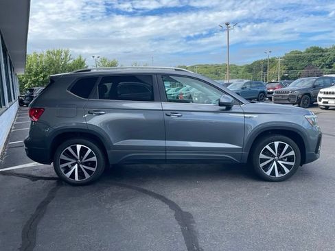 Used 2023 Volkswagen Taos SE w/ Panoramic Sunroof Package FWD image 4