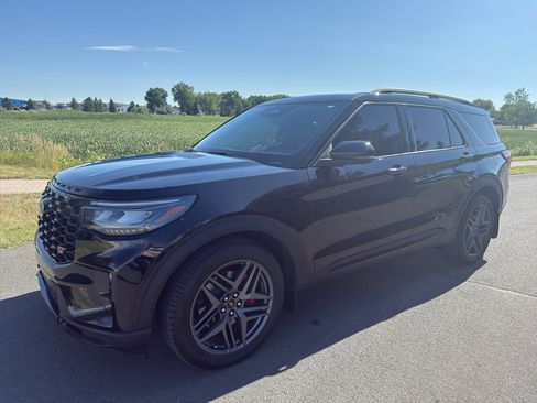 Used 2025 Ford Explorer ST image 2