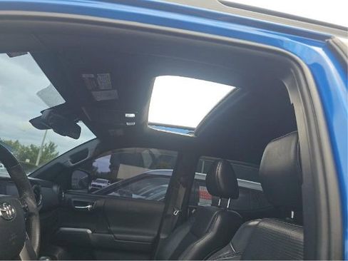 Used 2018 Toyota Tacoma TRD Sport AWD/4WD image 7