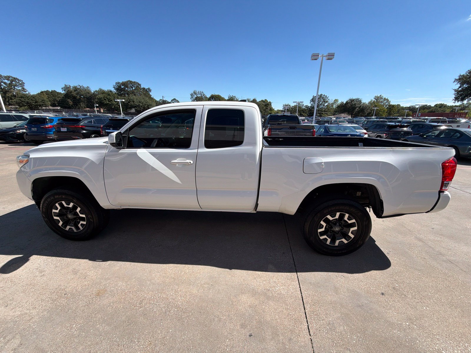 Used 2017 Toyota Tacoma SR w/ SR Convenience Package RWD image 5