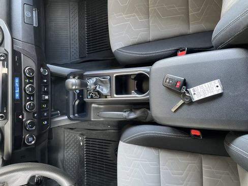 Used 2022 Toyota Tacoma TRD Off-Road image 11