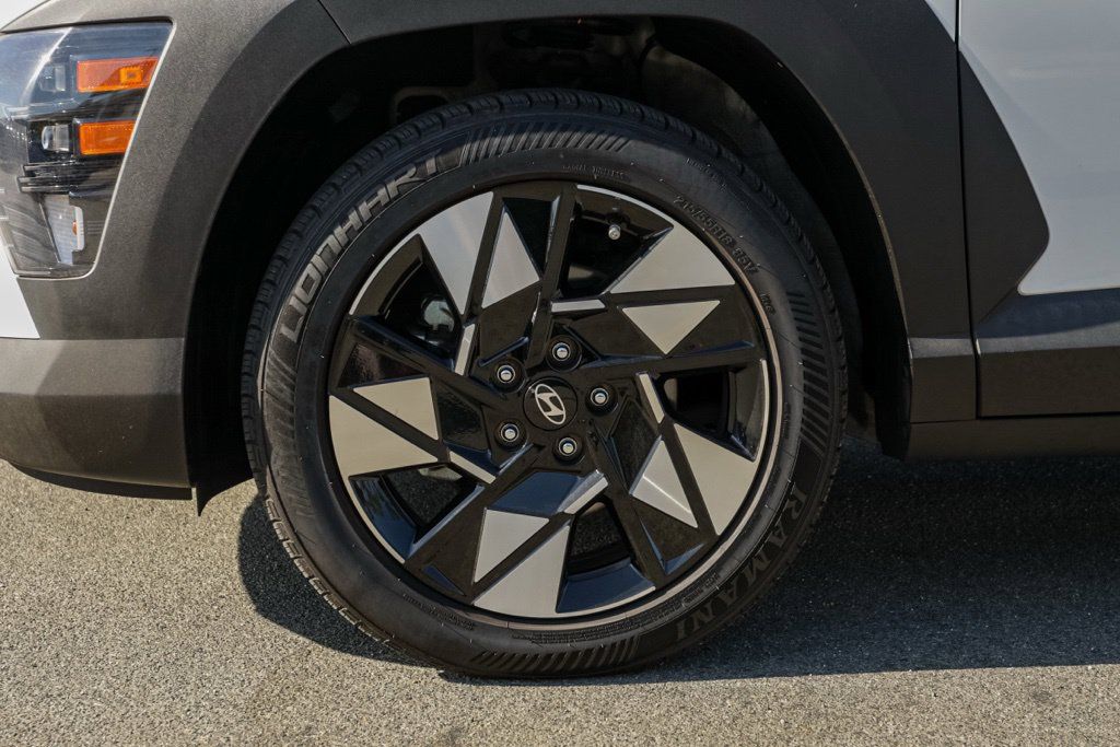 Used 2025 Hyundai Kona SEL FWD image 12