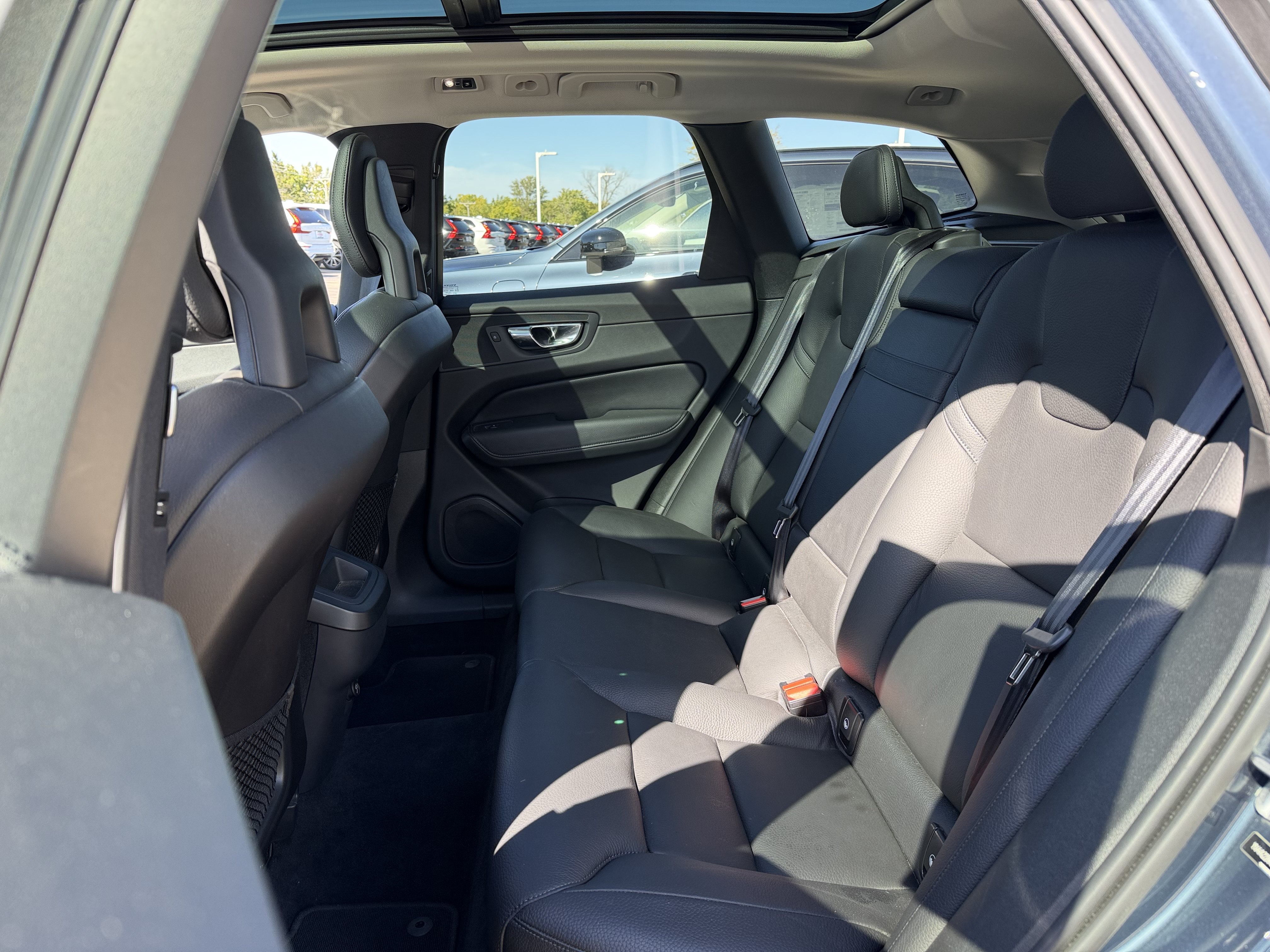 Used 2018 Volvo XC60 T6 Momentum w/ Convenience Package AWD/4WD image 10