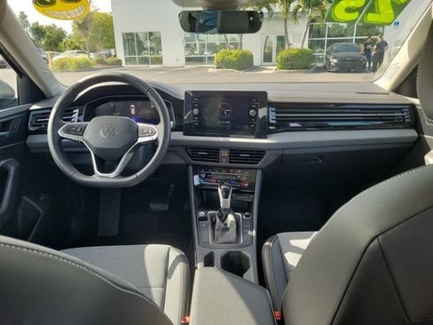 Certified 2025 Volkswagen Jetta SE w/ Sunroof Package FWD image 2