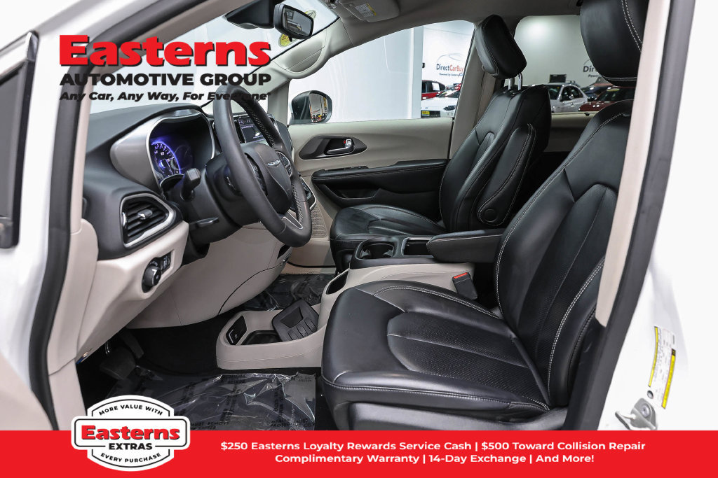 Used 2023 Chrysler Pacifica Touring-L FWD image 10