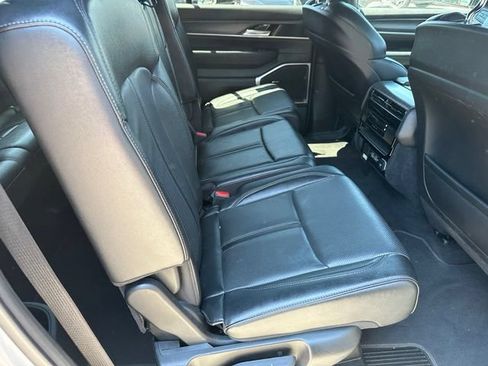 Used 2024 Jeep Wagoneer L Series II w/ Flexible Seating Group AWD/4WD image 9