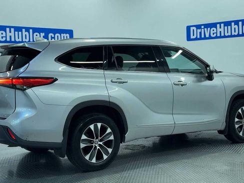 Used 2021 Toyota Highlander XLE AWD/4WD image 8