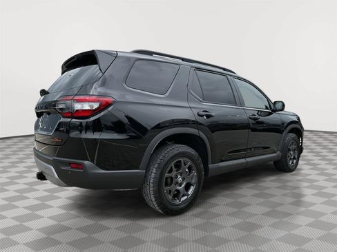 Certified 2025 Honda Pilot TrailSport image 6