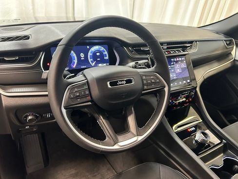 Used 2024 Jeep Grand Cherokee Laredo w/ Luxury Tech Group I AWD/4WD image 2