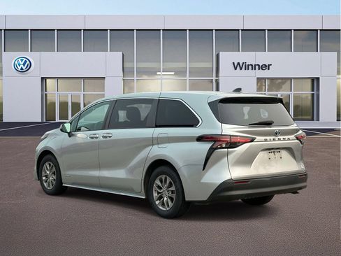 Used 2021 Toyota Sienna LE FWD image 3