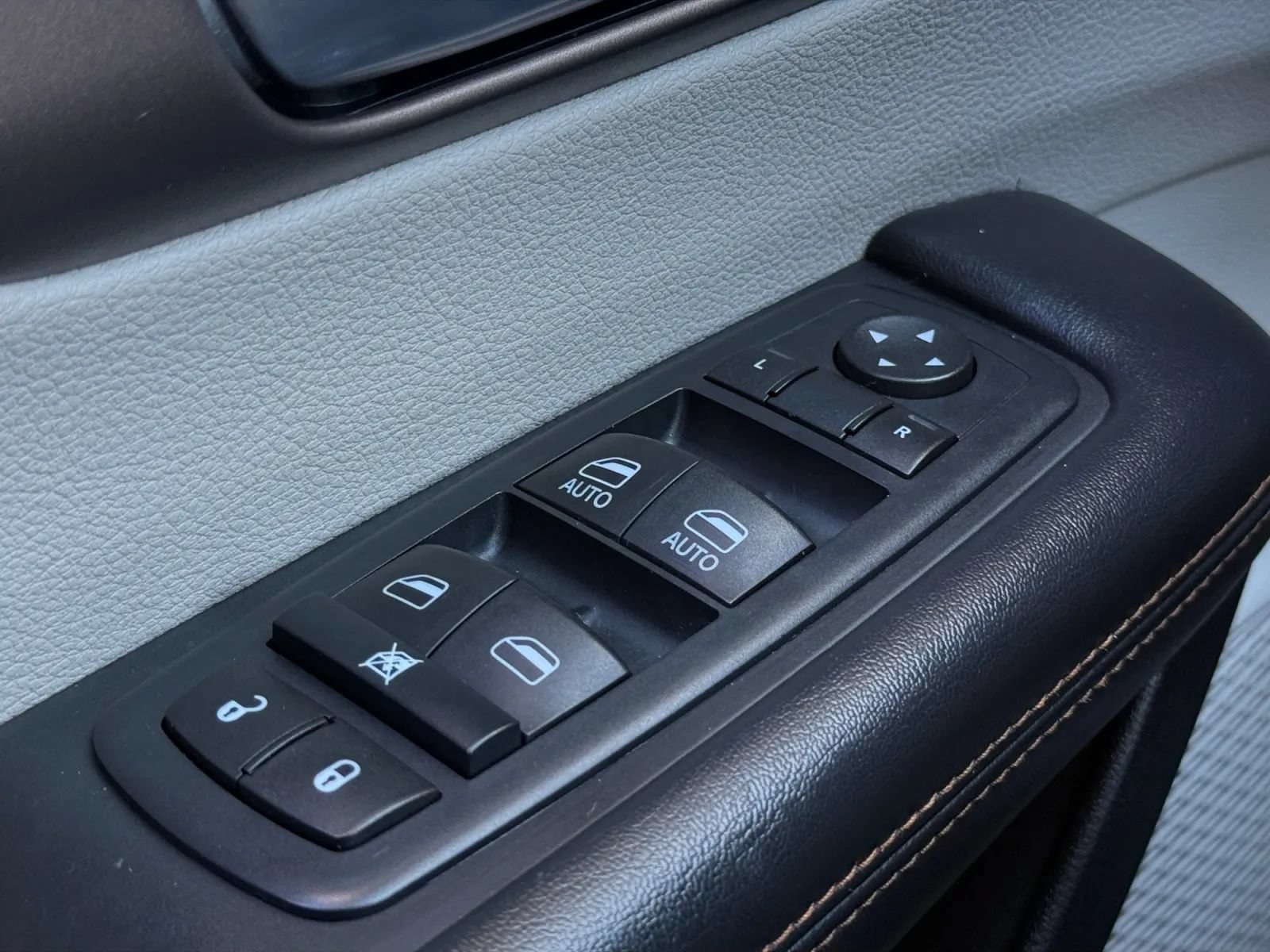 Used 2017 Chrysler Pacifica Touring FWD image 39