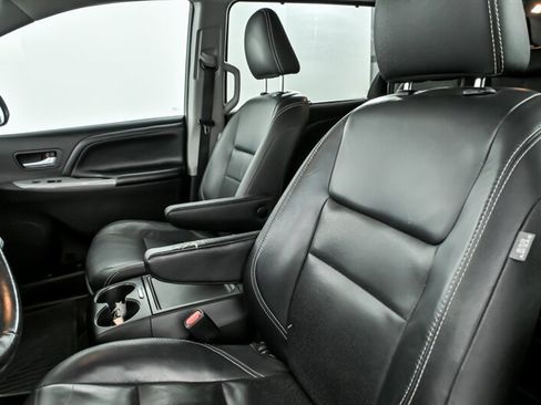 Used 2016 Toyota Sienna SE w/ SE Preferred Package FWD image 16