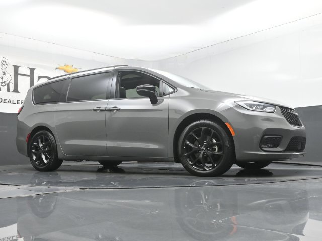 Used 2025 Chrysler Pacifica Limited FWD image 2