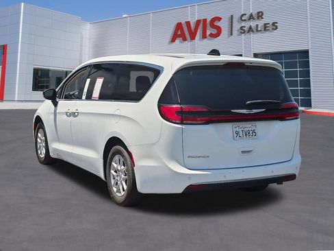 Used 2024 Chrysler Pacifica Touring-L FWD image 9