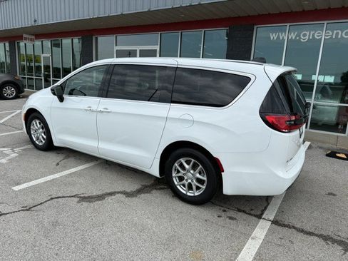 Used 2026 Chrysler Pacifica Select FWD image 4