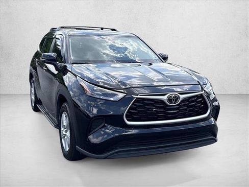 Used 2023 Toyota Highlander L FWD image 3