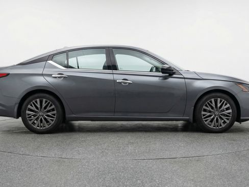 Used 2025 Nissan Altima 2.5 SV image 11