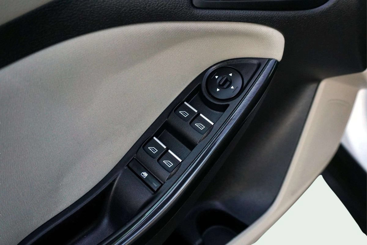 Used 2016 Ford Focus Electric Hatchback FWD image 17