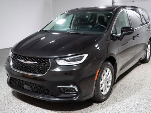 Used 2023 Chrysler Pacifica Touring-L FWD image 32