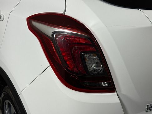 Used 2021 Buick Encore Preferred image 36