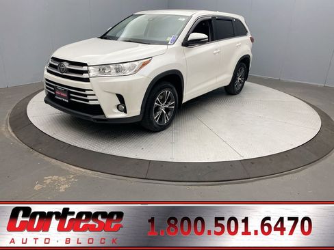 Used 2018 Toyota Highlander Plus AWD/4WD image 1