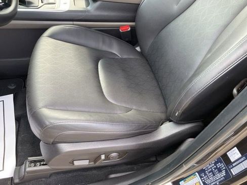 Used 2025 Kia Carnival FWD image 12