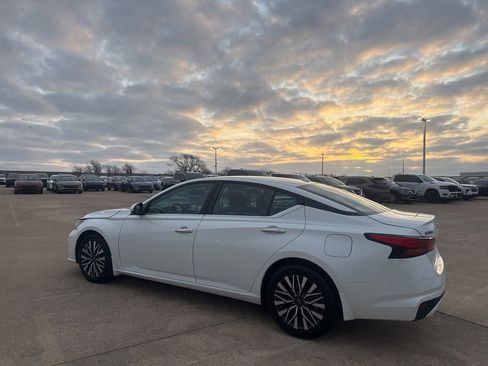 Used 2023 Nissan Altima 2.5 SV w/ SV Premium Package image 15