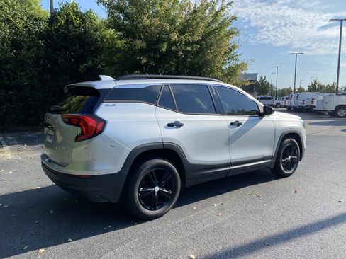 Used 2018 GMC Terrain SLE w/ Driver Convenience Package FWD image 9