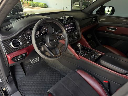 Used 2022 Bentley Bentayga AWD/4WD image 25