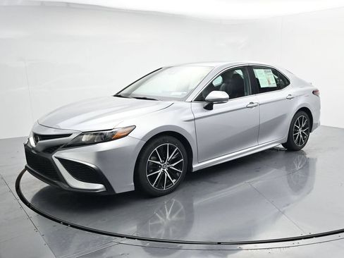 Used 2024 Toyota Camry SE FWD image 4
