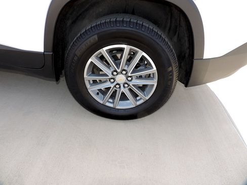 Used 2023 Chevrolet Traverse LT FWD image 9