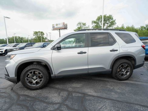 Used 2025 Honda Pilot TrailSport image 3