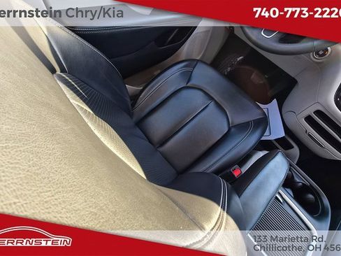 Used 2023 Chrysler Pacifica Touring-L image 13