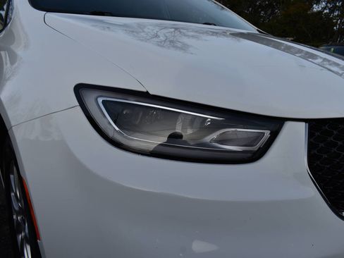 Used 2023 Chrysler Pacifica Touring-L image 37