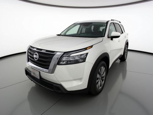 Used 2025 Nissan Pathfinder SV image 3