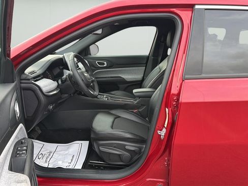 Used 2025 Jeep Compass Latitude image 12