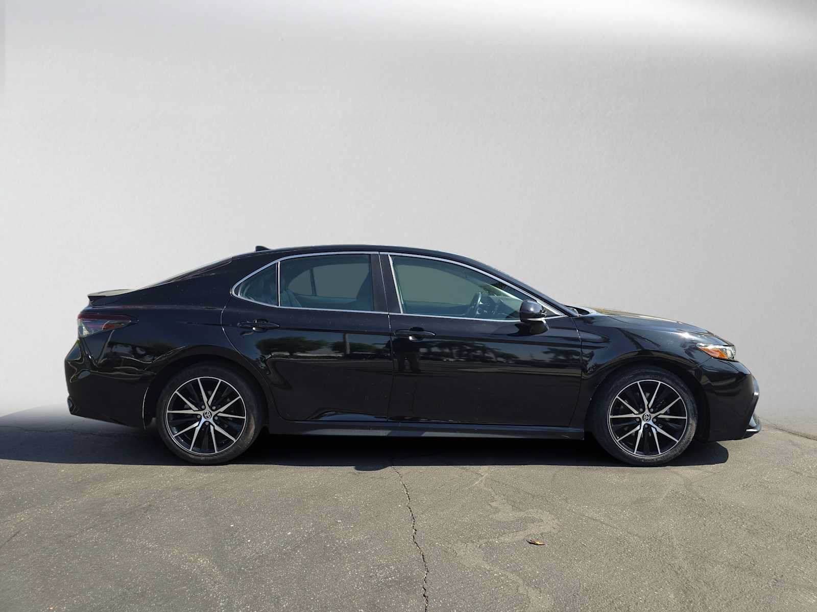 Used 2021 Toyota Camry SE FWD image 2
