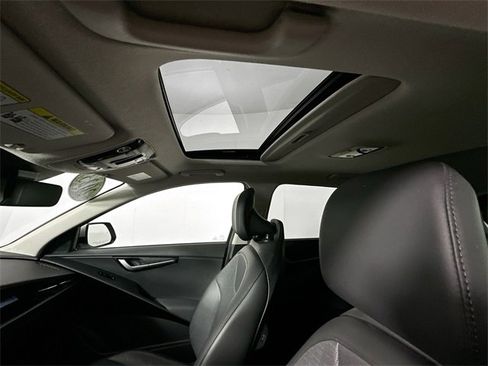 Used 2023 Kia Niro SX image 21