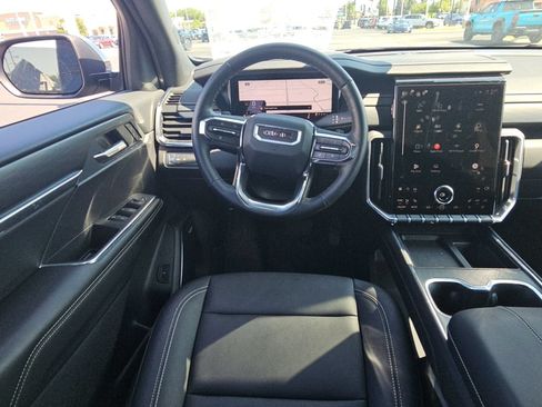 Used 2025 GMC Acadia Elevation w/ Elevation Premium Package FWD image 9
