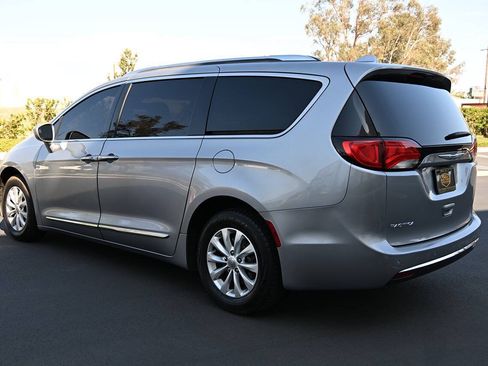 Used 2019 Chrysler Pacifica Touring-L FWD image 5
