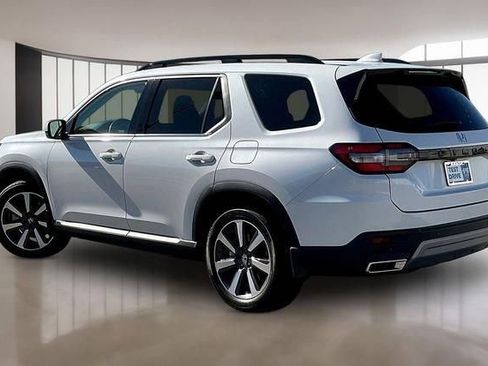 Used 2025 Honda Pilot Touring image 4