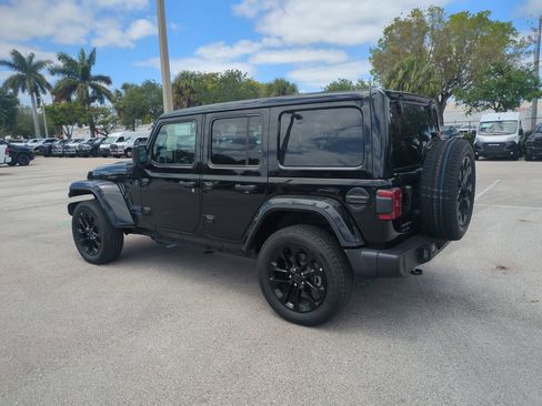Used 2025 Jeep Wrangler Unlimited Sahara w/ Safety Group AWD/4WD image 8