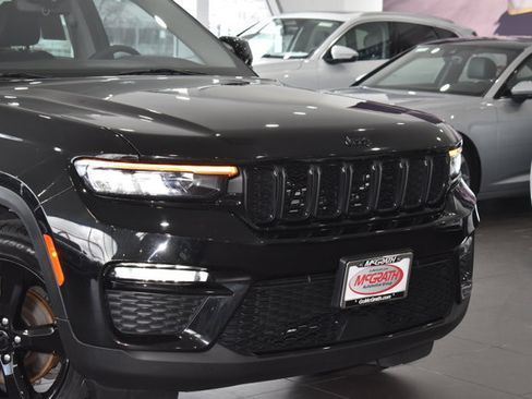 Used 2023 Jeep Grand Cherokee Limited w/ Black Appearance Package AWD/4WD image 3