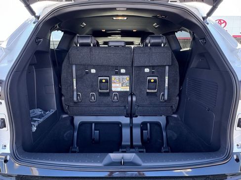 Used 2026 Toyota Sienna Platinum image 11