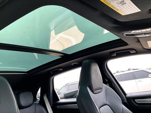 Used 2023 Porsche Cayenne image 24