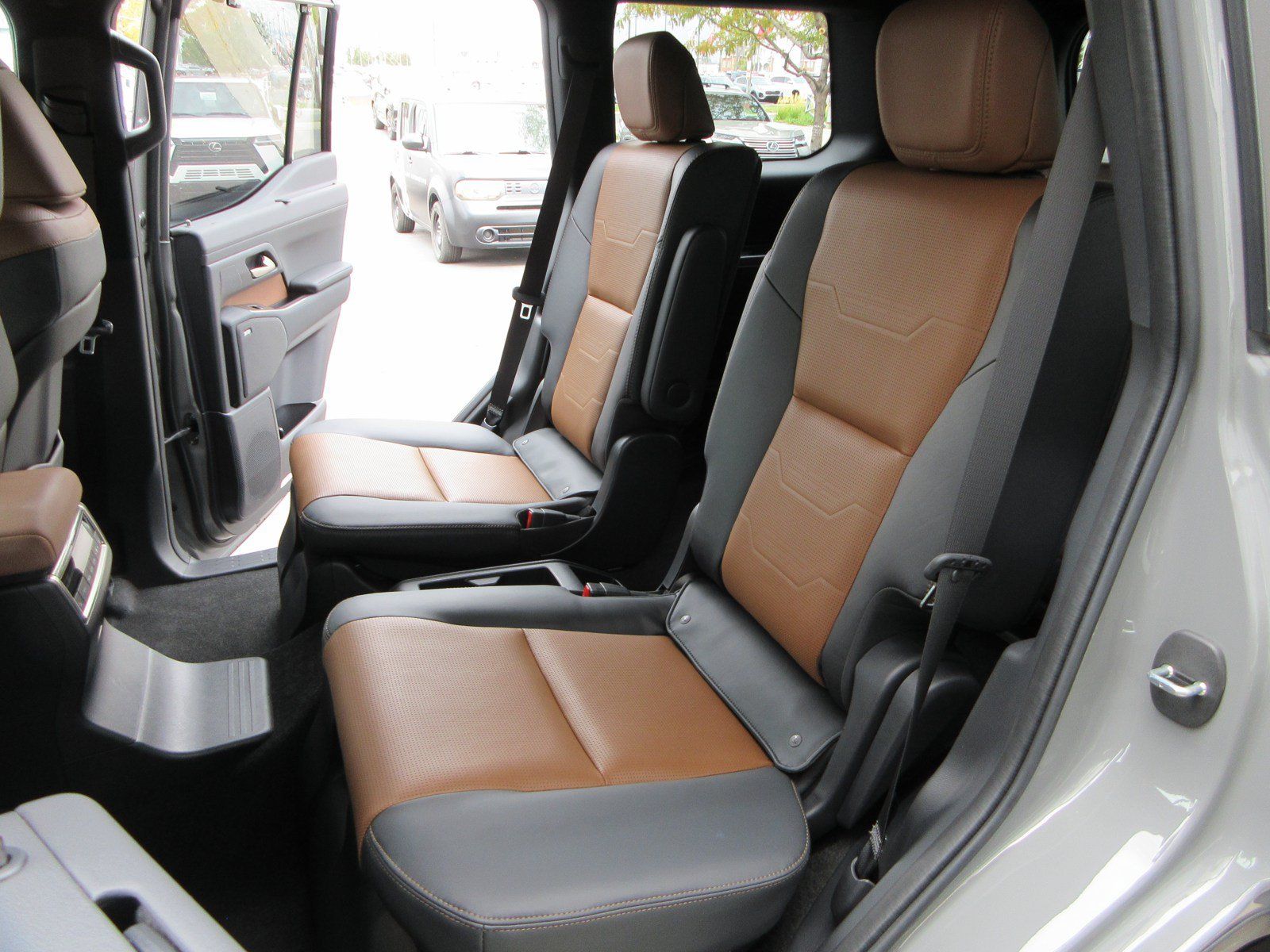 Used 2024 Lexus GX 550 w/ Accessory Package (31) AWD/4WD image 26