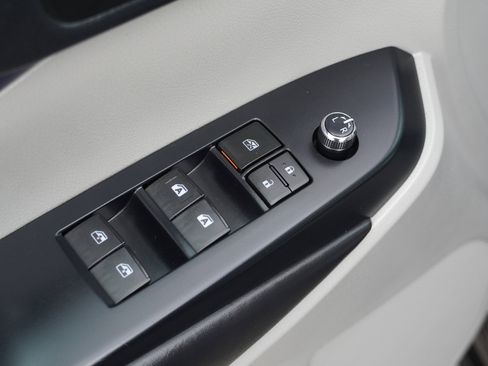 Used 2019 Toyota Highlander XLE image 18